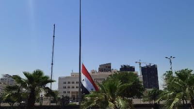 پرچم کشور سوریه به احترام شهدای خدمت نیمه افراشته شد.